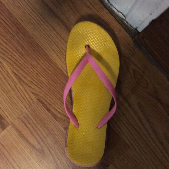 I am selling flip-flops that are yellow and pink - Picture 4 of 5